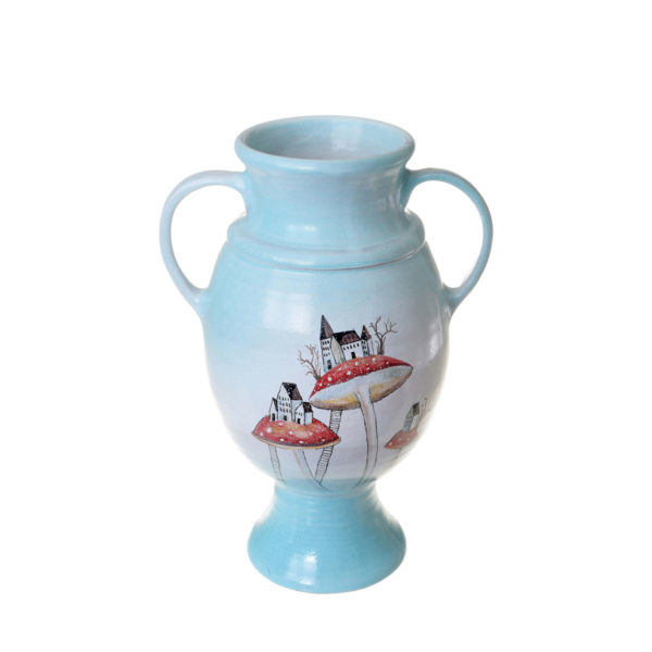 ваза бело-голубая с рисунком домики-грибы с ручками на ножке