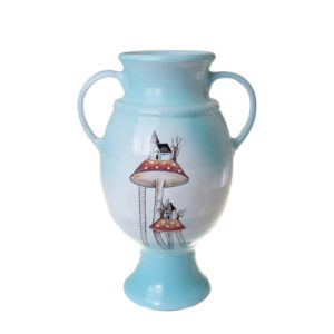 ваза бело-голубая с рисунком домики-грибы с ручками на ножке